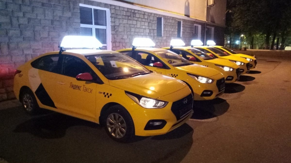 Санкт петербург аренда такси. Hyundai Solaris такси. Хендай Солярис 2018 такси. Машина такси Хендай.