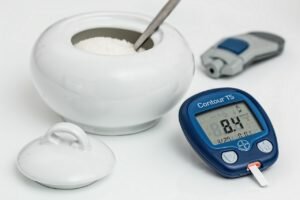 Как измерить сахар в крови глюкометром - фотография 25